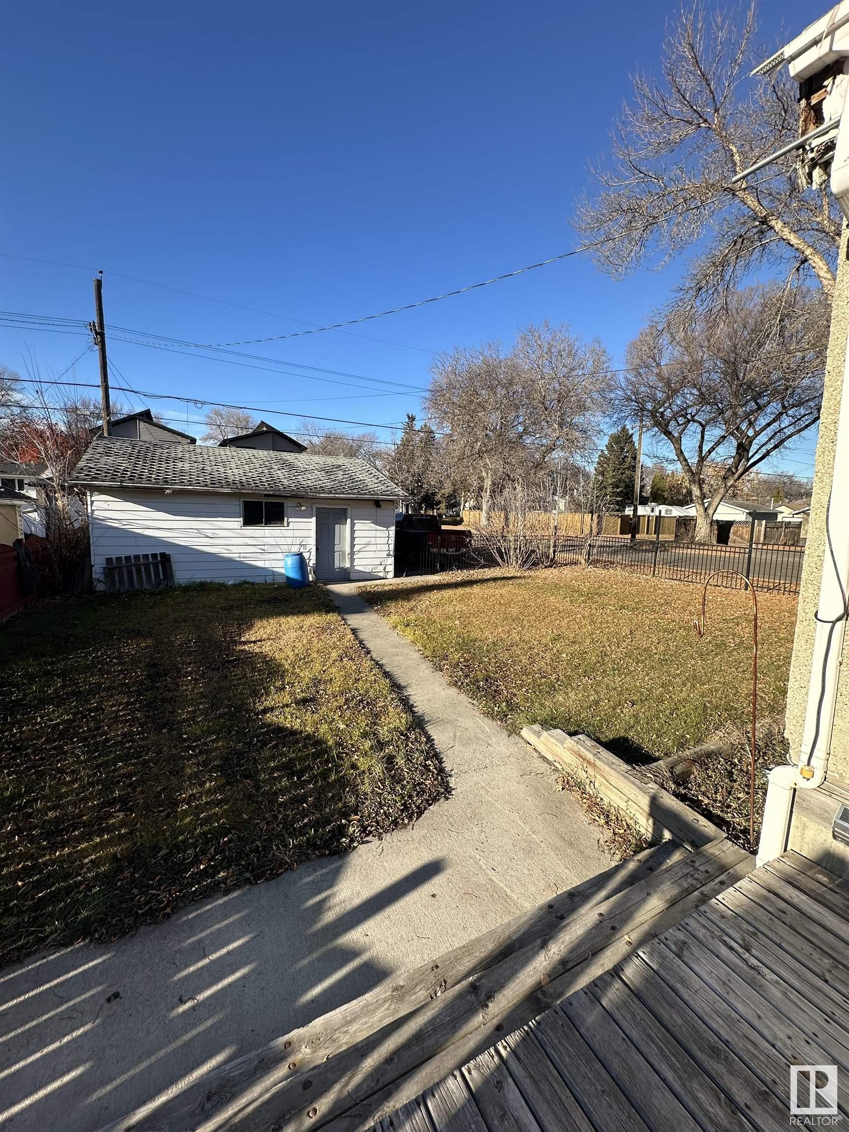 11942 37 Street, Edmonton, Alberta, T5W 2C1